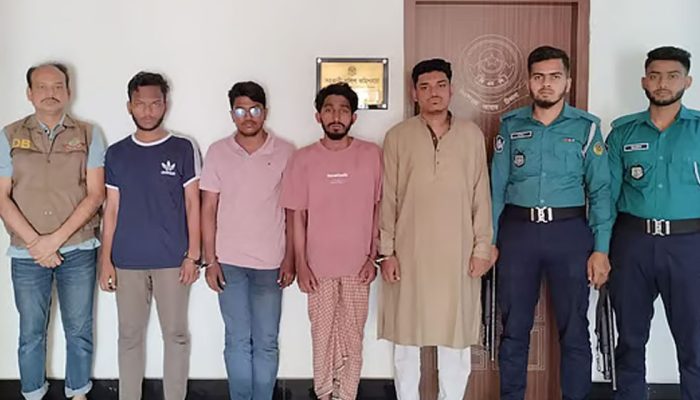 বৈষম্যবিরোধী পরিচয়ে দুজনকে অপহরণ, আটক ৪