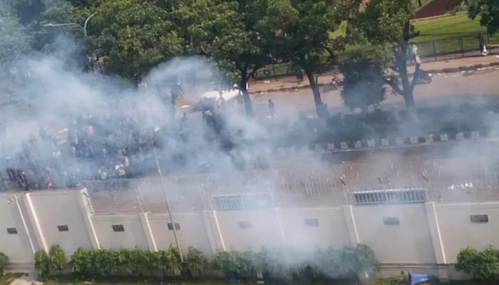 সচিবালয়ের সামনে শিক্ষার্থীদের সঙ্গে আইনশৃঙ্খলা বাহিনীর পাল্টাপাল্টি ধাওয়া, সাউন্ড গ্রেনেড নিক্ষেপ