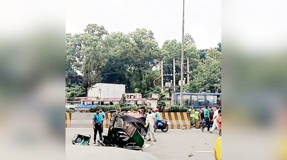 কুর্মিটোলায় লরির সঙ্গে সংঘর্ষে সিএনজি যাত্রীর মৃত্যু