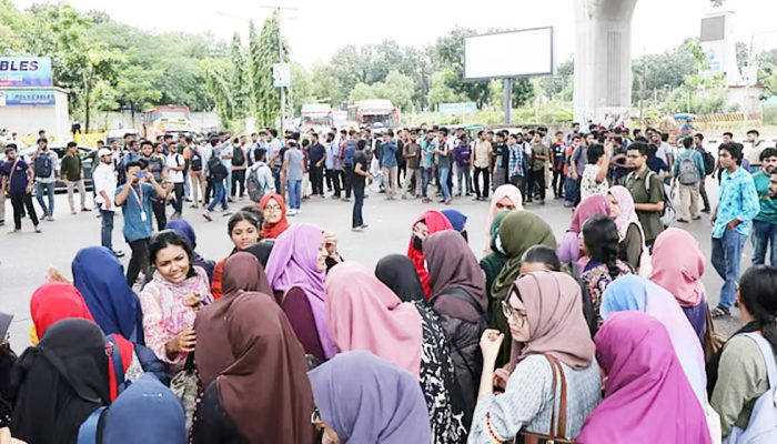 ঘণ্টাব্যাপী অবরোধ শেষে আগারগাঁও মোড়ে যান চলাচল স্বাভাবিক