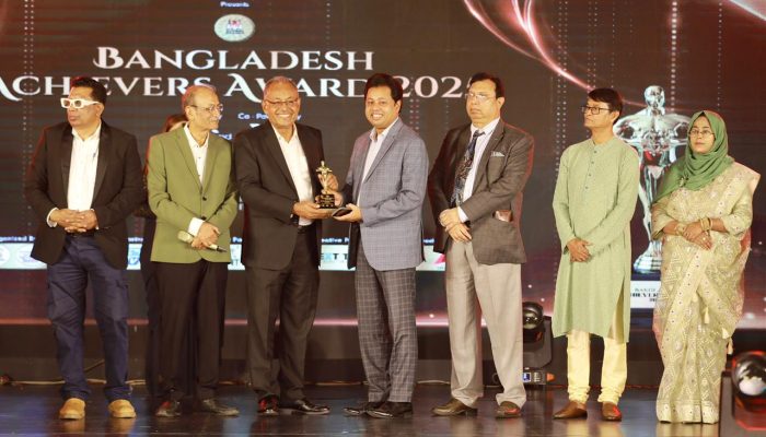 বাংলাদেশ অ্যাচিভার্স অ্যাওয়ার্ড পেলেন হাবিবুর রহমান পলাশ