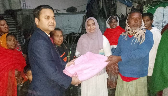 তীব্র শৈত্যপ্রবাহে অসহায় মানুষের পাশে রূপগঞ্জ ইউএনও