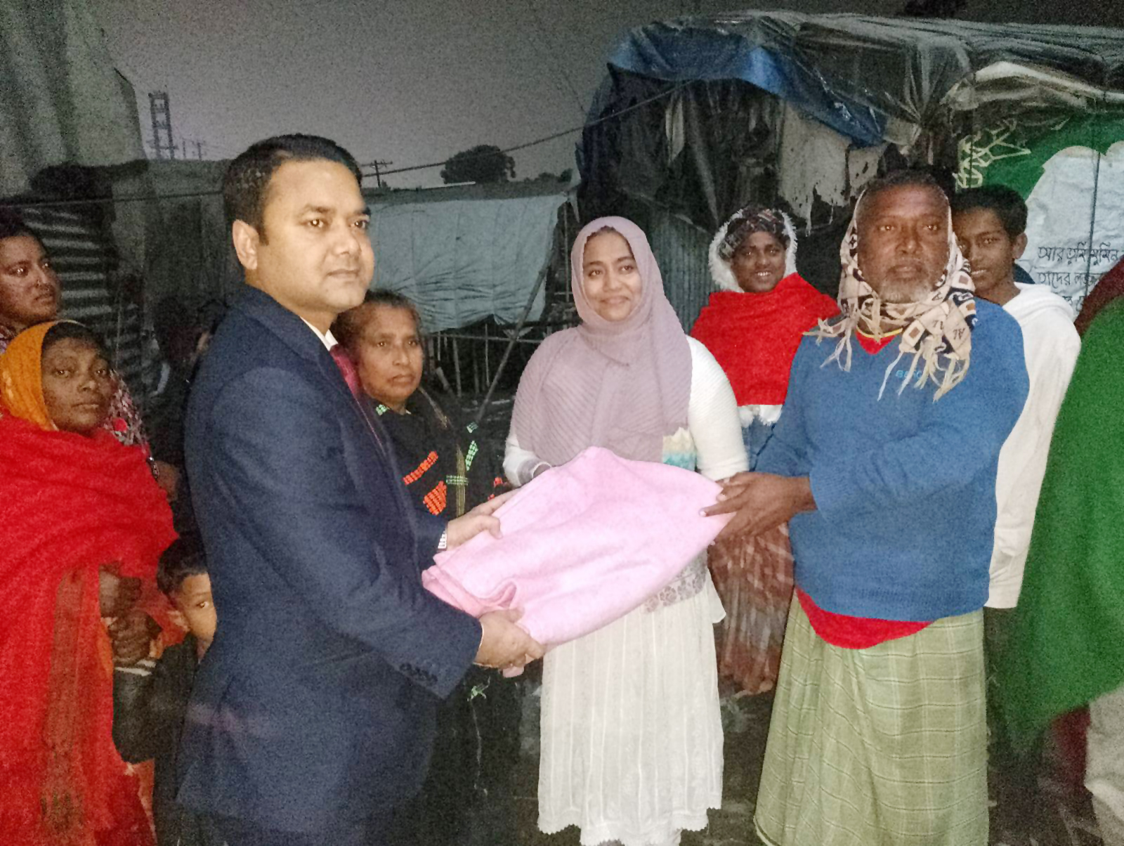 তীব্র শৈত্যপ্রবাহে অসহায় মানুষের পাশে রূপগঞ্জ ইউএনও