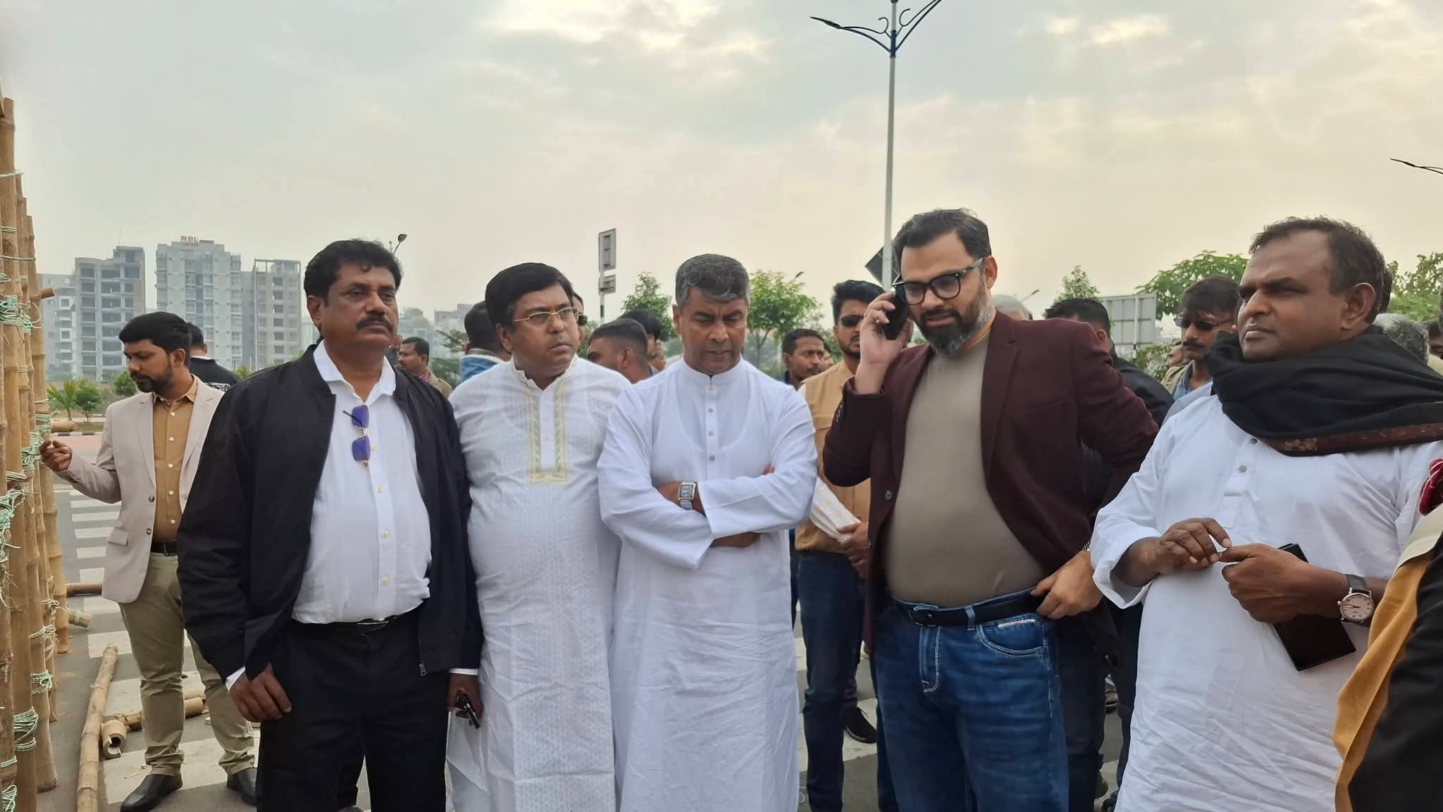 তারেক রহমানের স্বদেশ প্রত্যাবর্তন উপলক্ষে ৩০০ ফিট সড়কে মঞ্চ নির্মাণের অগ্রগতি পরিদর্শন