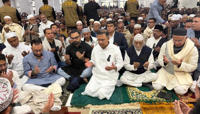 খালেদা জিয়ার মাগফিরাত কামনায় আজাদ মসজিদে দোয়া মাহফিল