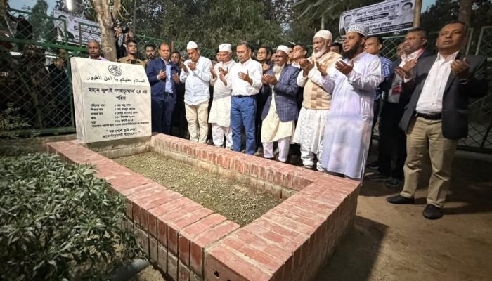 শহীদ আবু সাঈদের কবর জিয়ারত করলেন তারেক রহমান