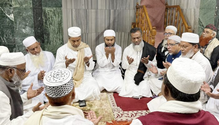 জুমার নামাজ শেষে দেশনেত্রী বেগম খালেদা জিয়ার রুহের মাগফিরাত কামনায় দোয়া