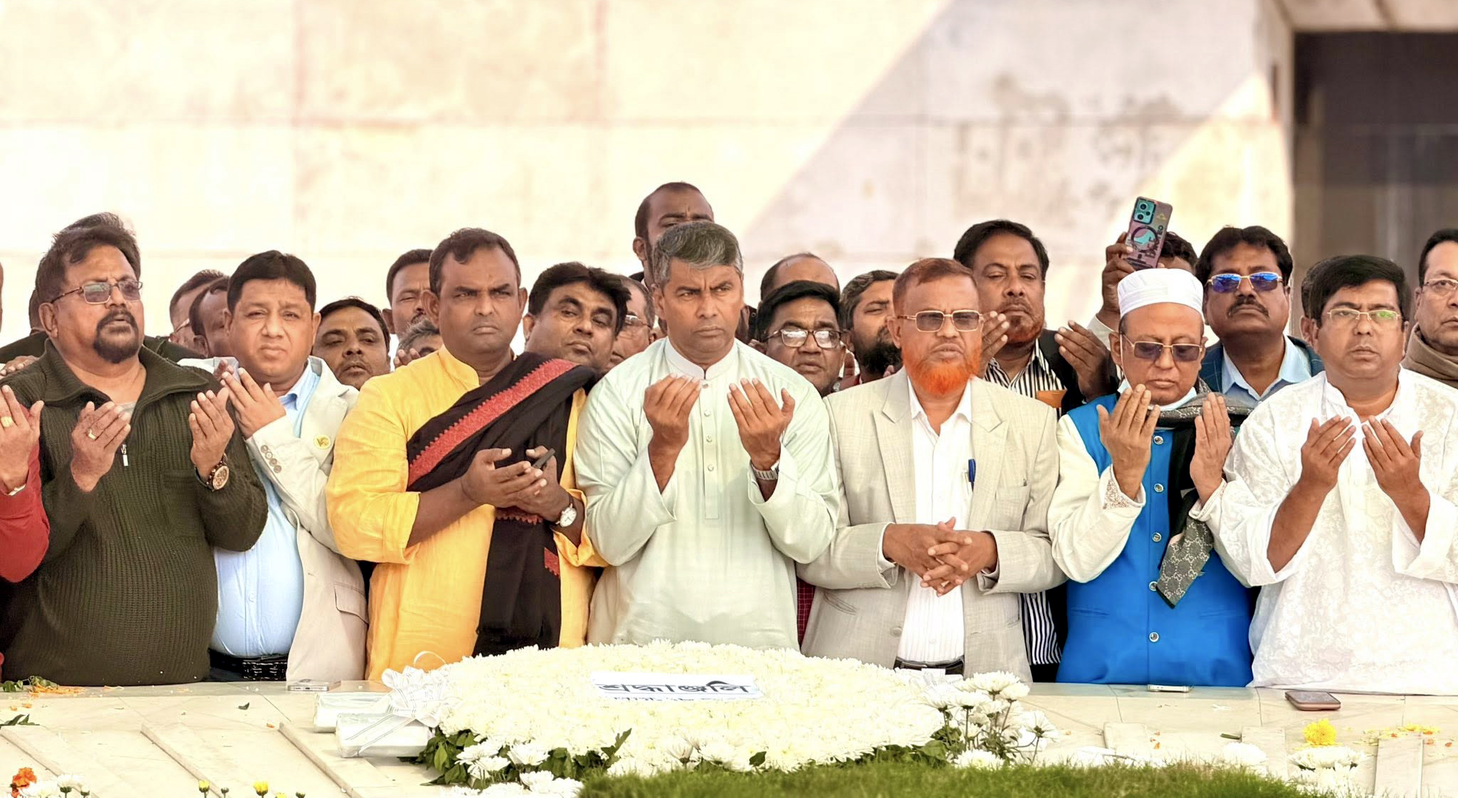 শহীদ জিয়া ও খালেদা জিয়ার রুহের মাগফেরাত কামনায় এস এম জাহাঙ্গীরের নেতৃত্বে মাজার জিয়ারত