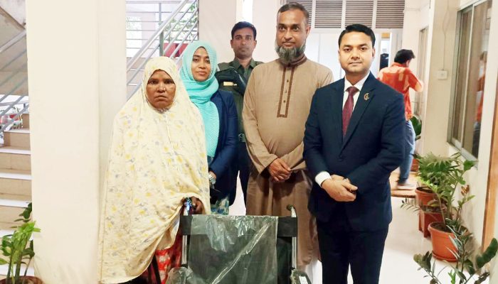 রূপগঞ্জে অসহায় বৃদ্ধের পাশে দাঁড়িয়ে নজির গড়লেন ইউএনও সাইফুল ইসলাম