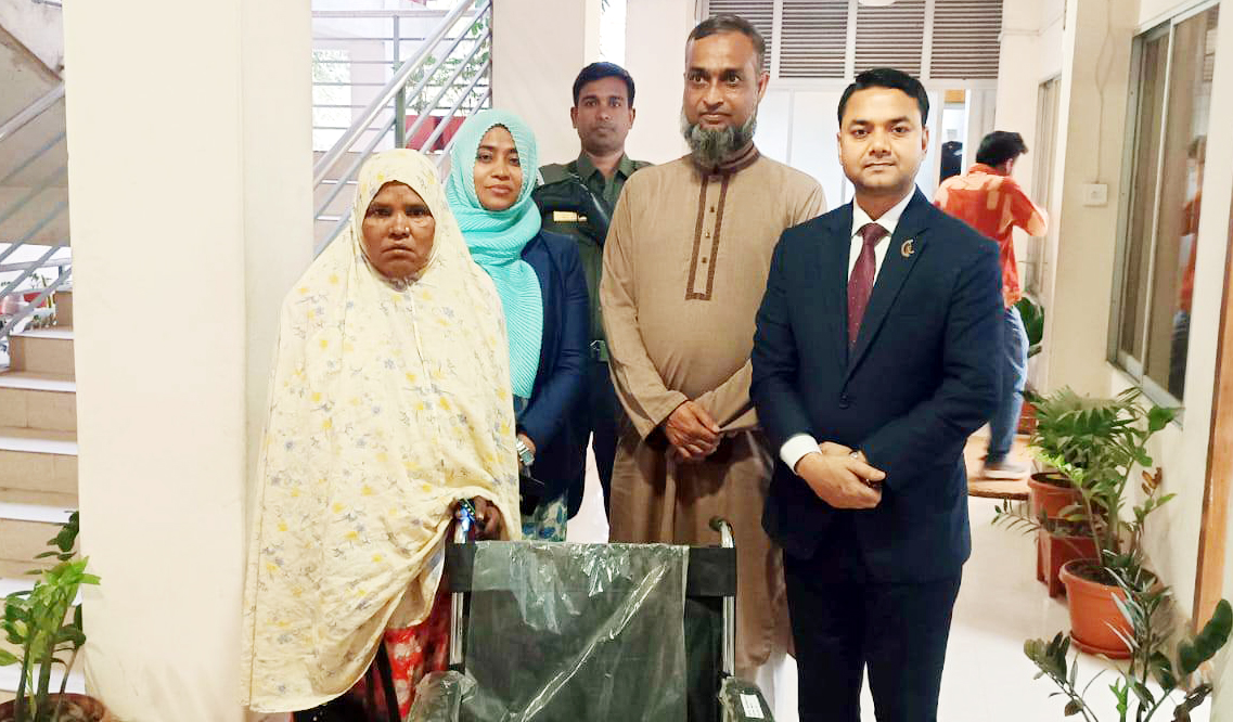 রূপগঞ্জে অসহায় বৃদ্ধের পাশে দাঁড়িয়ে নজির গড়লেন ইউএনও সাইফুল ইসলাম