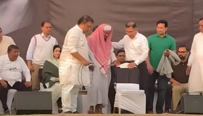 কড়াইলে দোয়া মাহফিলে হুজুরের প্রতি শ্রদ্ধা দেখিয়ে নজির স্থাপন করলেন তারেক রহমান