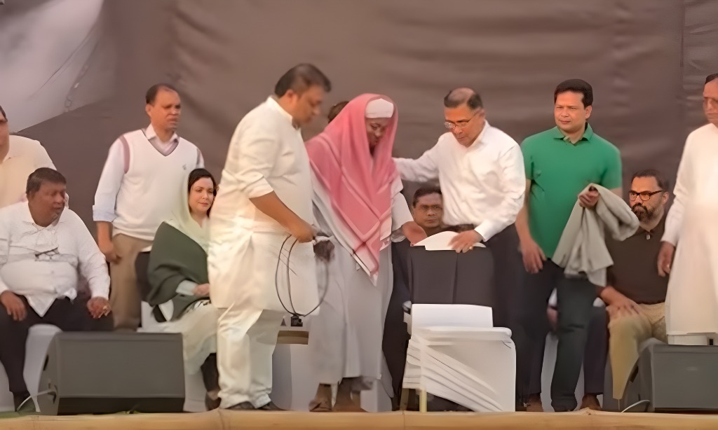 কড়াইলে দোয়া মাহফিলে হুজুরের প্রতি শ্রদ্ধা দেখিয়ে নজির স্থাপন করলেন তারেক রহমান