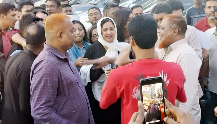 ঢাকা-১৭ আসনে তারেক রহমানের পক্ষে গণসংযোগে শর্মিলা রহমান সিঁথি