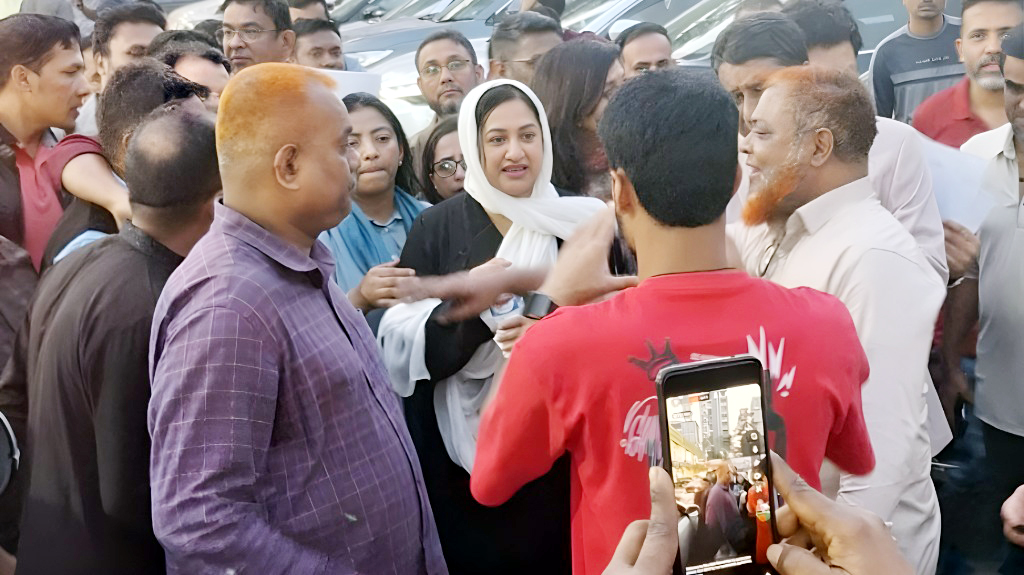 ঢাকা-১৭ আসনে তারেক রহমানের পক্ষে গণসংযোগে শর্মিলা রহমান সিঁথি