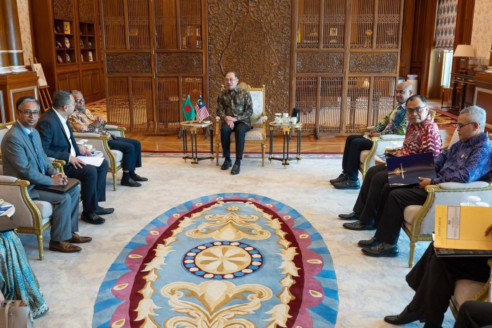 মালয়েশিয়ায় শ্রমবাজার খোলা নিয়ে বৈঠক, ব্যয় কমাতে জোর